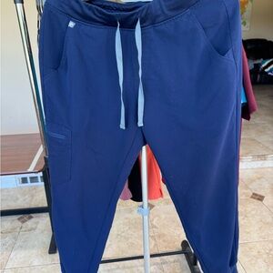 FIGS Women’s Zamora Jogger Scrub pants Medium Petite in Navy